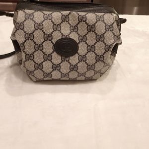BEAUTIFUL VINTAGE GUCCI MESSENGER BAG. RARE FIND!! GUCCI ENTHUSIST..GRAB THIS B